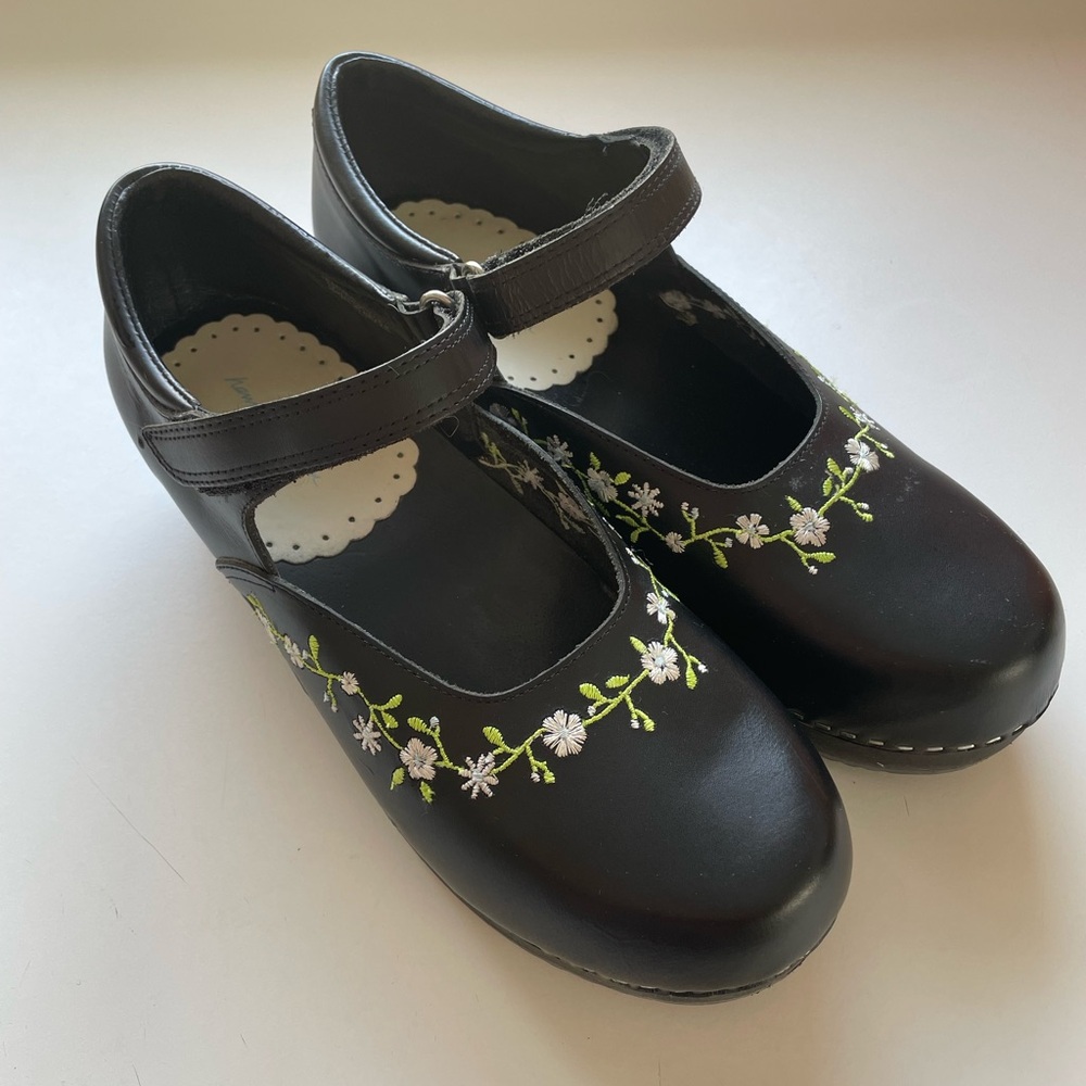 Hanna Andersson Black Leather Floral Embroidered Mary Jane Clogs SZ 40